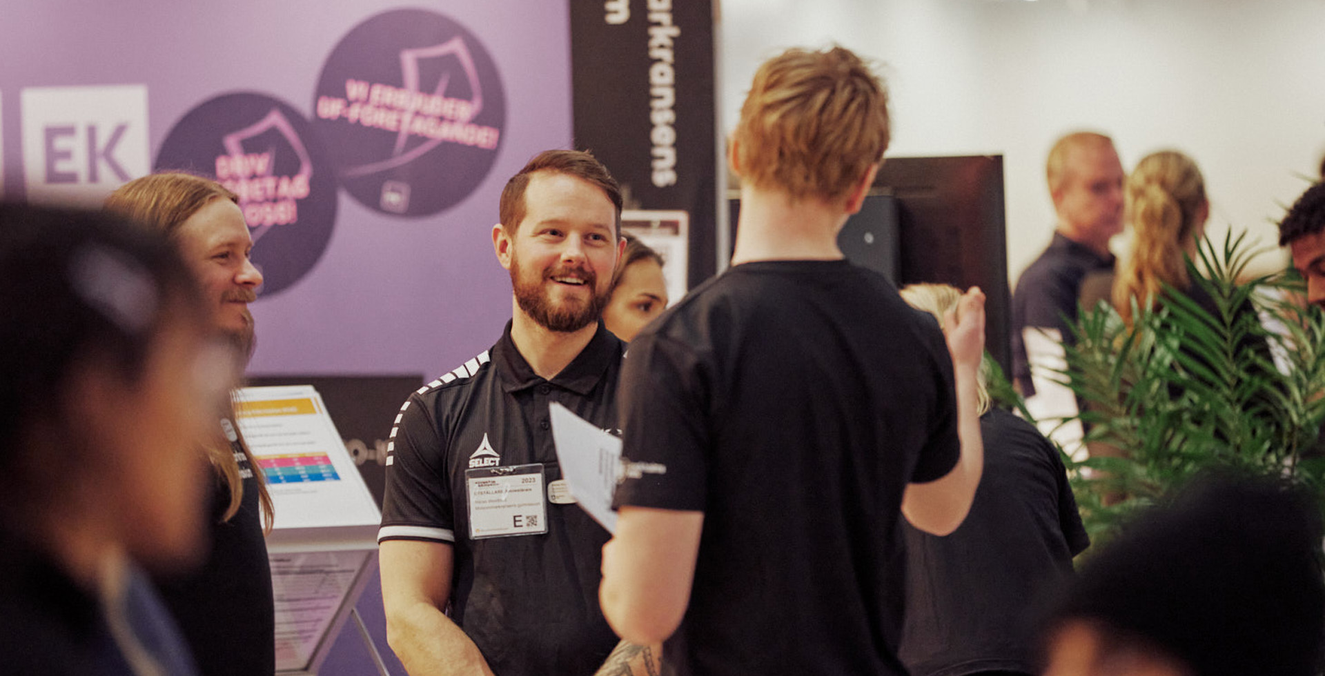 En elev som pratar med en utställare i en monter under Gymnasiemässan