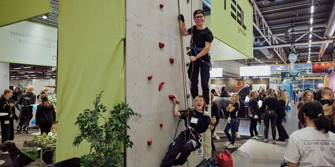 sakerhet-1080x540 Två elever som klättrar på klätterväggen