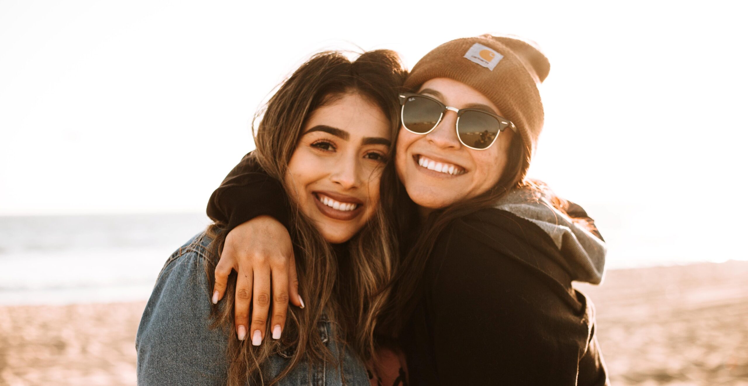 Två tjejer som kramas