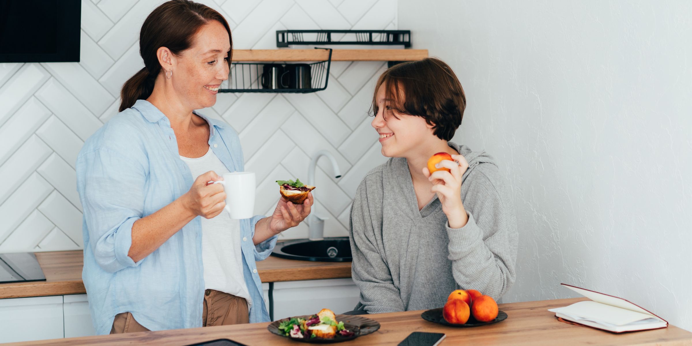 En mamma och son som äter frukost tillsammans