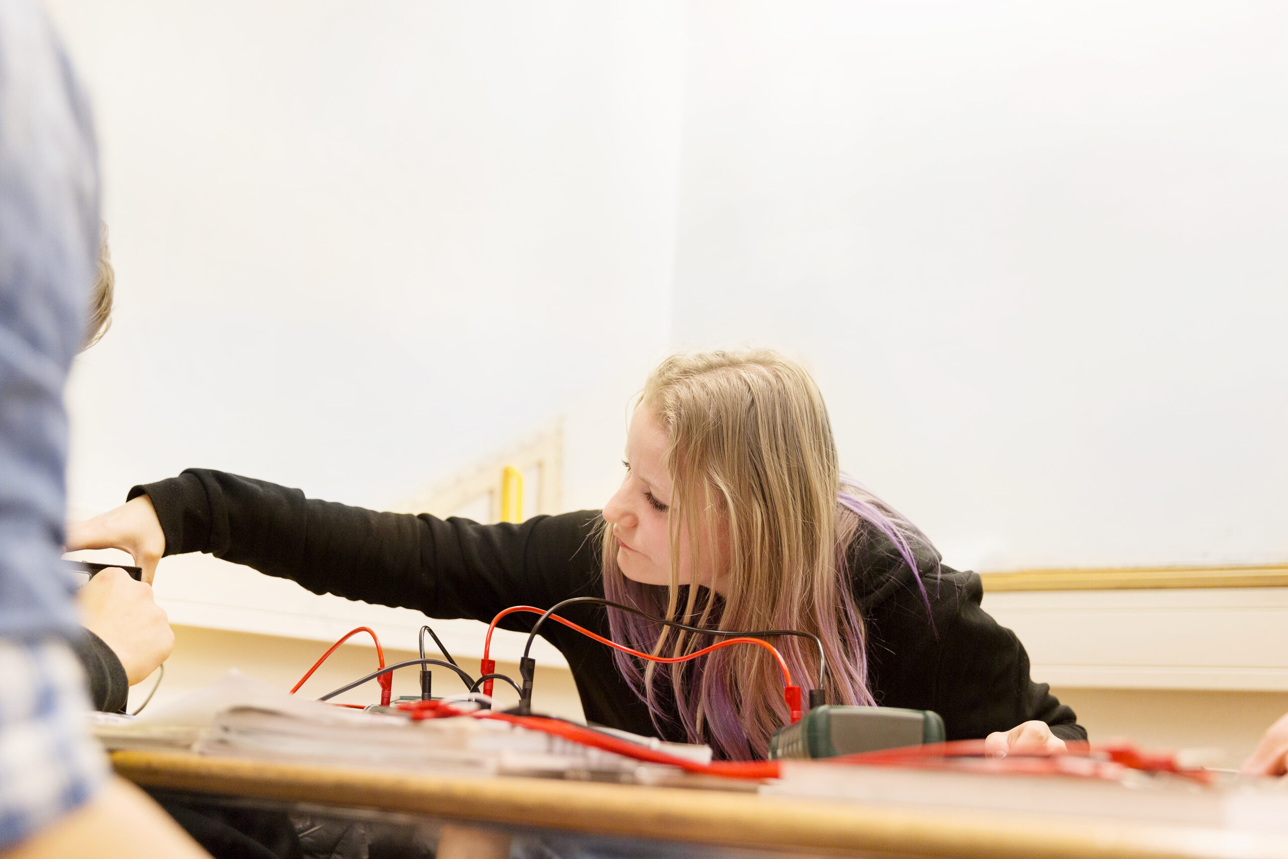 Tjej som jobbar med elsladdar