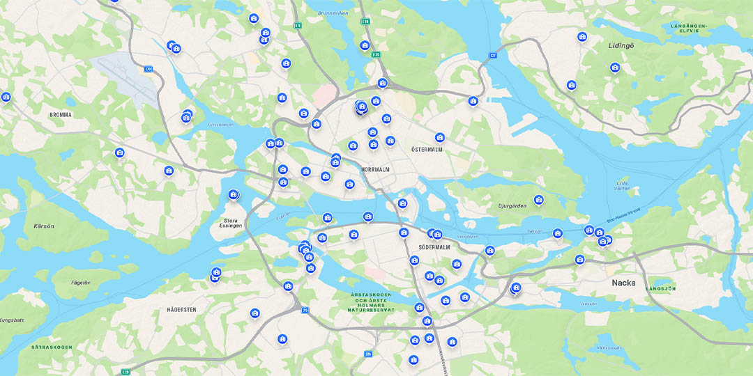 SKolkarta Tre utställare som pratar med en besökare