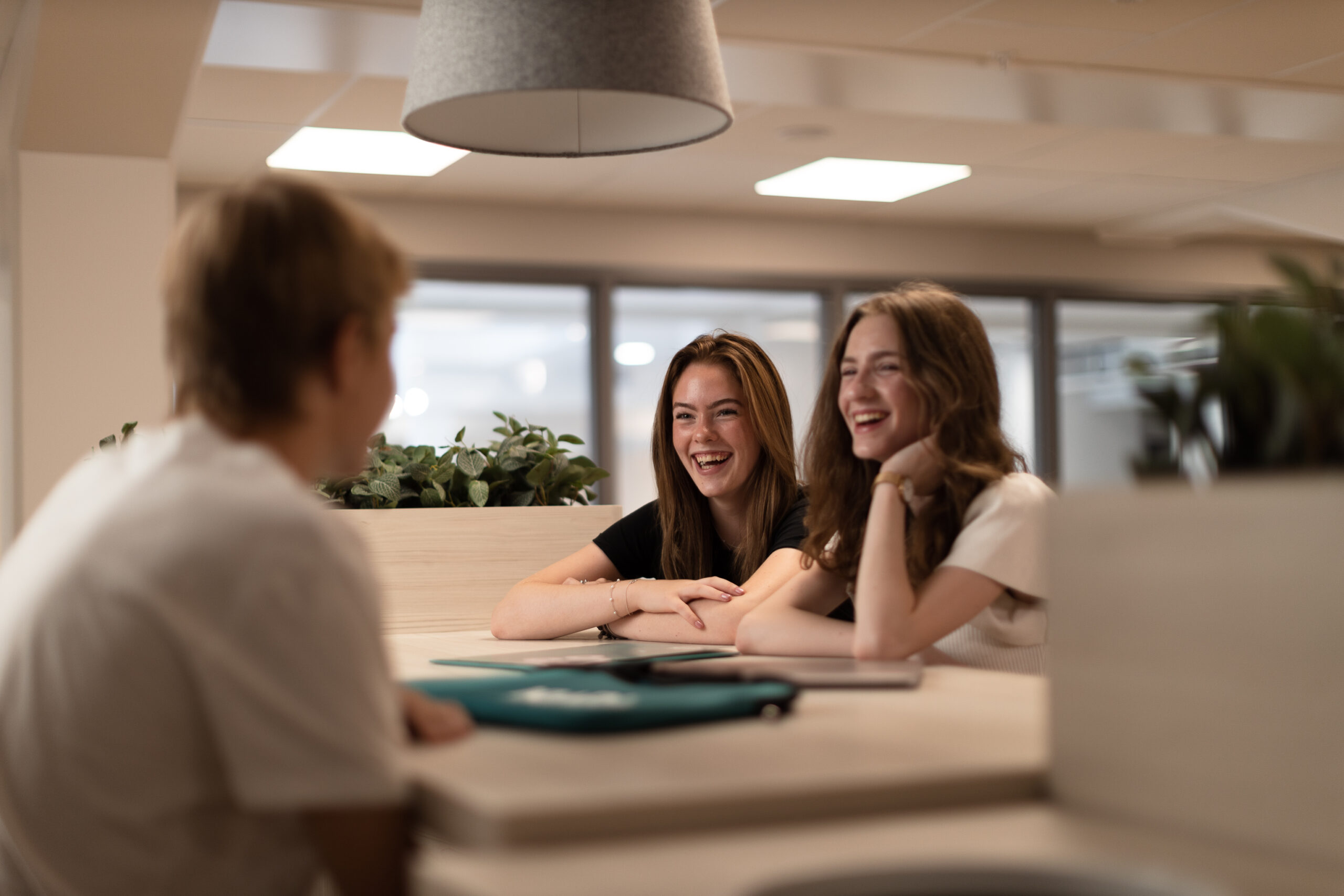 två tjejer skrattar