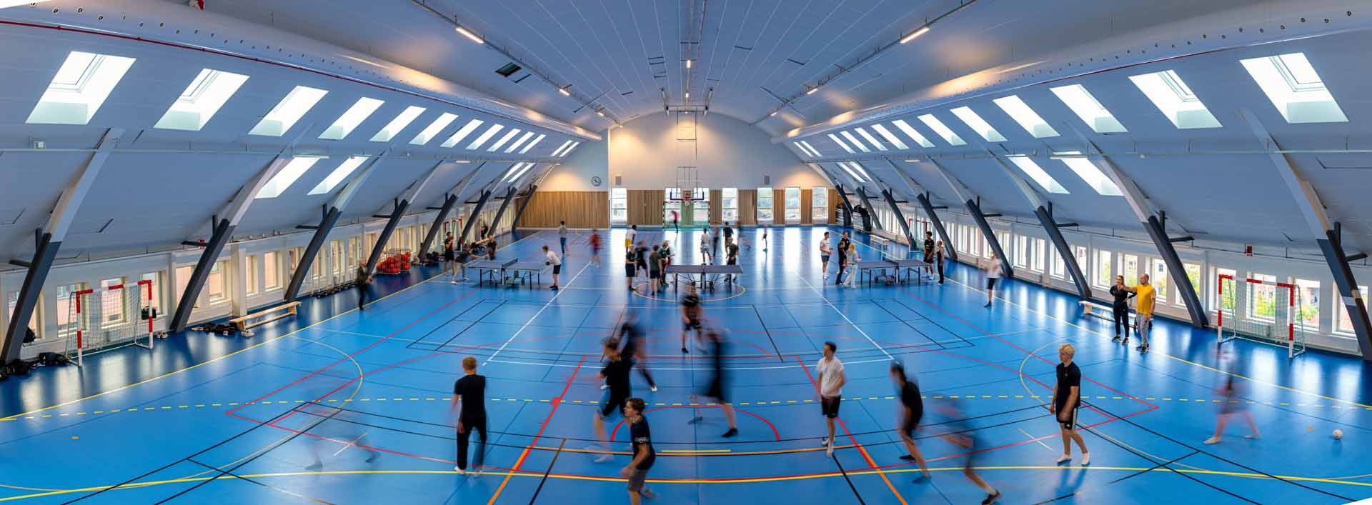 Gympa hall med springande ungdomar