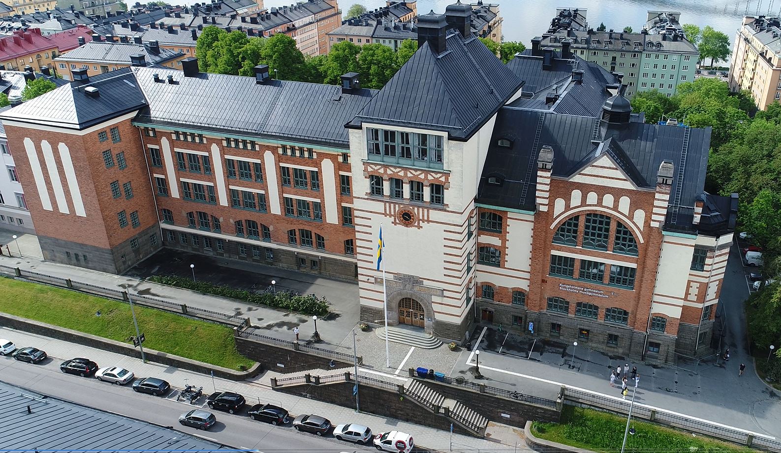drönar bild på Kungsholmens gymnasiums byggnad